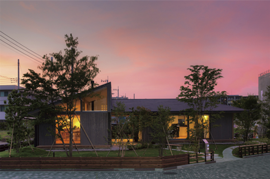 モデルハウス「あいの杜」の夕方の外観