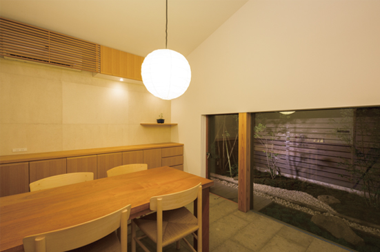 モデルハウス「あいの杜」の夜の居間