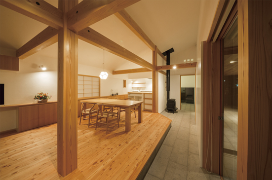 モデルハウス「あいの杜」の夜のリビング