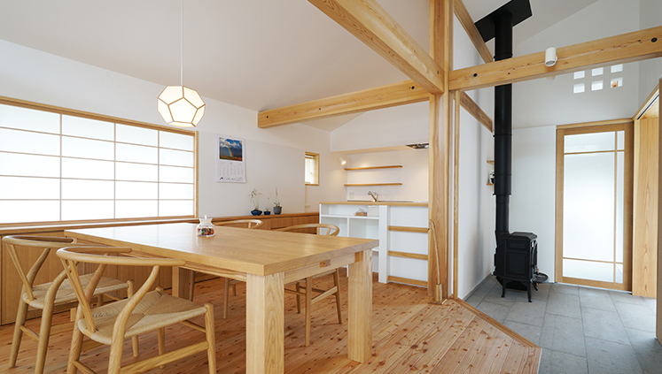 モデルハウス「あいの杜」のキッチンと食卓