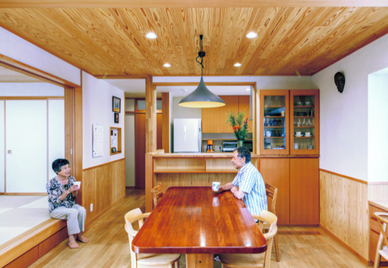 一戸建て住宅のリビングでくつろぐ老夫婦