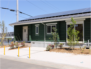 大屋根が印象的なファサード