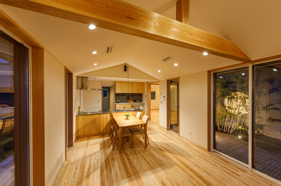 モデルハウス「息吹木」の夜のリビング