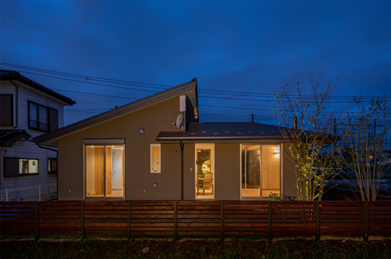 モデルハウス「息吹木」の夜の外観