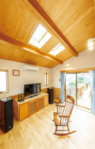 一戸建て住宅の木目調の室内