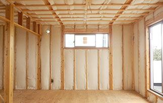 一戸建て住宅の壁に組み込まれた断熱材