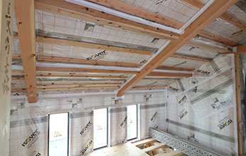 住宅の骨組みに組み込まれた断熱材