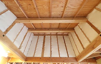 住宅の骨組みに組み込まれた気密シート