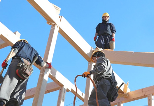 住宅建設の施工を行う大工