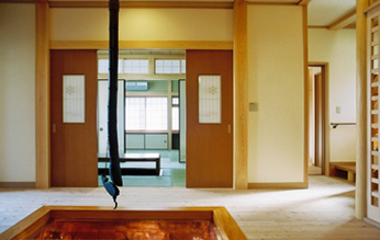 いろりのあるリビング