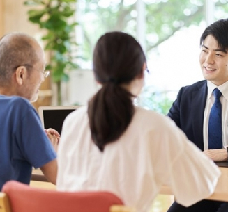 打ち合わせを行うビジネスマン